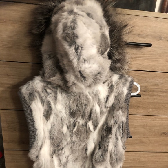 Jocelyn hooded fur natural rabbit vest. - Picture 3 of 6